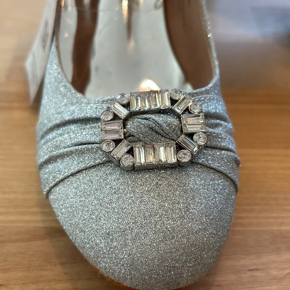 Badgley Mischka Girls Size 5 Silver Glittery Block Heeled Pump